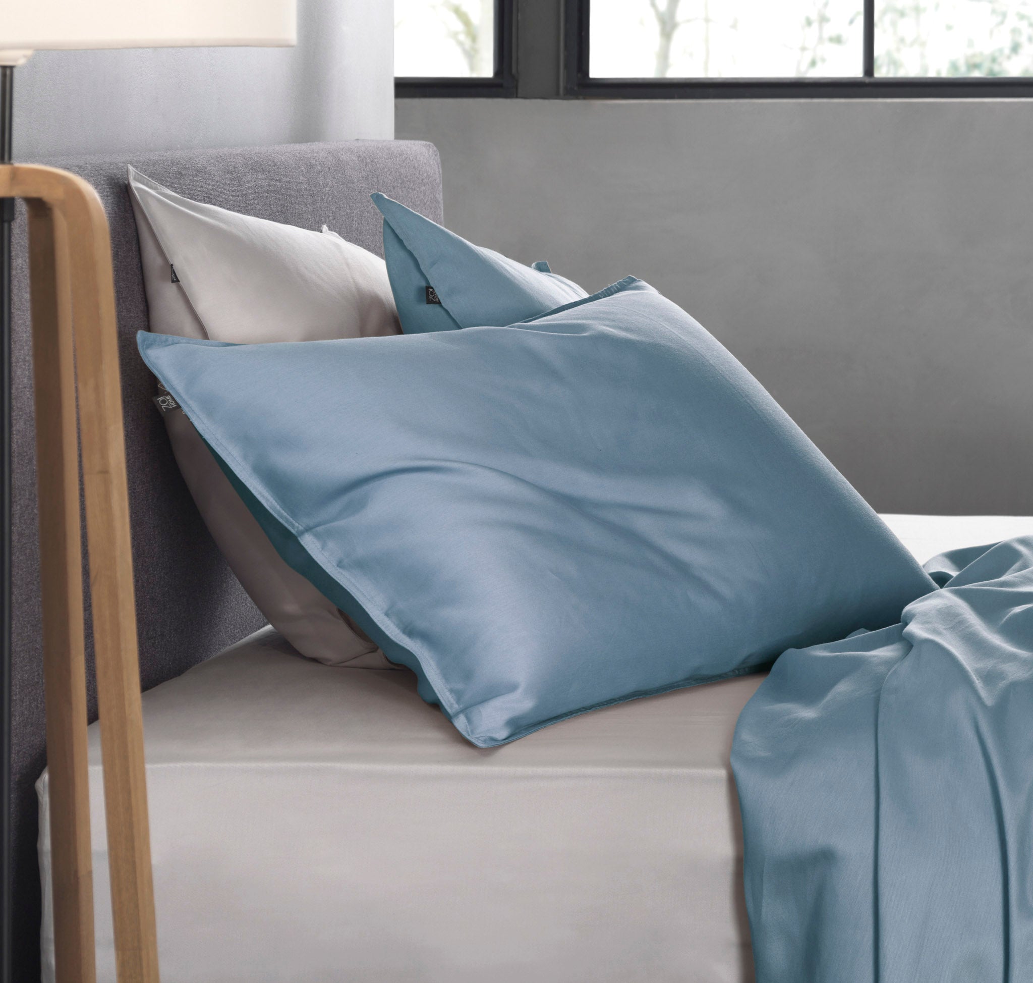 Zo Home kussensloop Satinado Riviera Blue satijn