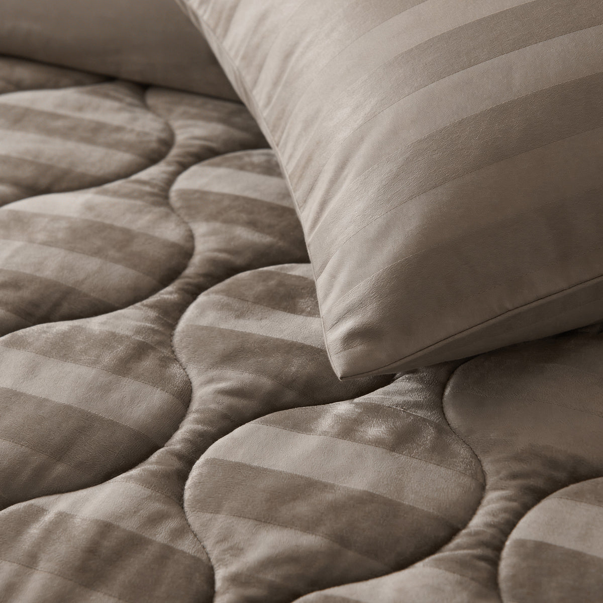 Sleeptime lazy dekbed Hotel Velvet Taupe